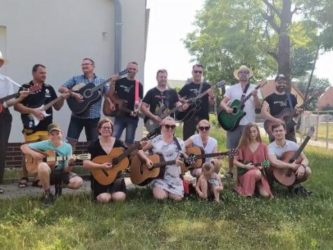 Biblioteka zagrała w Gitarowym Rekordzie Świata 2021!