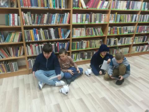 Czwartkowe zajęcia z programowania w bibliotece w Jeszkowicach