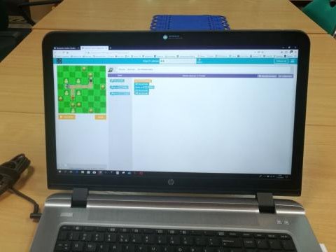 Programowanie z małą dawką teorii - zajęcia z programowania w bibliotece w Jeszkowicach