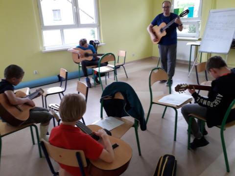 Nauka gry na gitarze w Dobrzykowicach