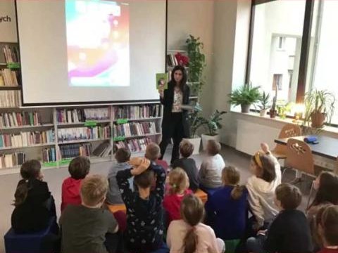 Przedświąteczna wizyta 2b z Zespołu Szkolno-Przedszkolnego w Czernicy w Bibliotece