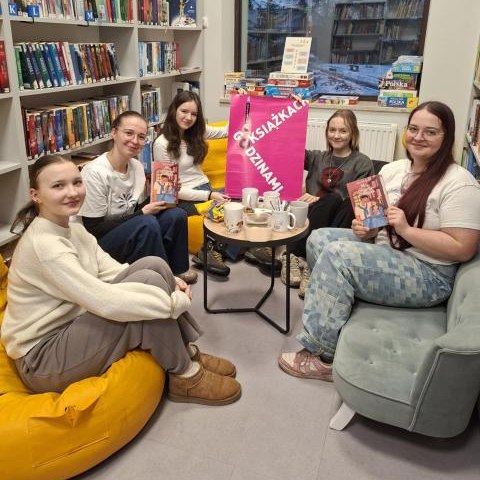 Świat książek Agaty Gładysz na spotkaniu młodzieżowego DKK w Bibliotece w Czernicy